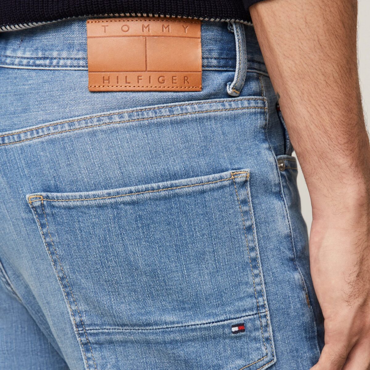 TOMMY HILFIGER MAN DENTON FITTED STRAIGHT JEANS AMSTON BLUE - Image 2