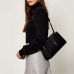 TOMMY HILFIGER WOMAN TH LIBRE SHOULDER BAG BLACK - Image 4