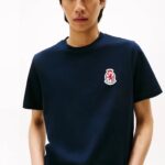 TOMMY HILFIGER MEN RUBBERISED CREST JERSEY T-SHIRT DESERT SKY - Image 2