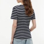 TOMMY HILFIGER FLAG EMBROIDERY V-NECK SLIM T-SHIRT DESERT SKY / ECRU - Image 2