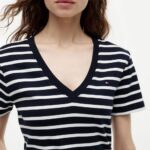 TOMMY HILFIGER FLAG EMBROIDERY V-NECK SLIM T-SHIRT DESERT SKY / ECRU - Image 4