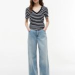 TOMMY HILFIGER FLAG EMBROIDERY V-NECK SLIM T-SHIRT DESERT SKY / ECRU - Image 3