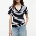 TOMMY HILFIGER FLAG EMBROIDERY V-NECK SLIM T-SHIRT DESERT SKY / ECRU