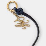 TOMMY HILFIGER TH CHARMS SCRIPT PRIMARY RED