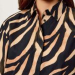 HUGO WOMEN'S RELAXED-FIT BLOUSE WITH EBRA PRINT BLACK AND DARK BEIGE - Image 2